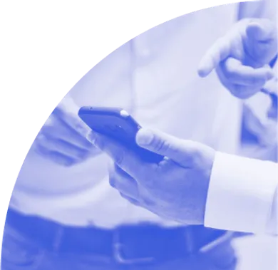 Nahaufnahme von Händen, die ein Smartphone halten, in einem halbkreisförmigen Layout – symbolisiert digitale Interaktion und Zusammenarbeit.