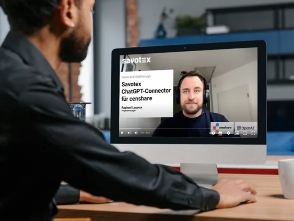 Person sieht sich ein Video-Tutorial über den Savotex ChatGPT-Connector für censhare auf einem Computerbildschirm an – symbolisiert technologische Innovation und Schulung.
