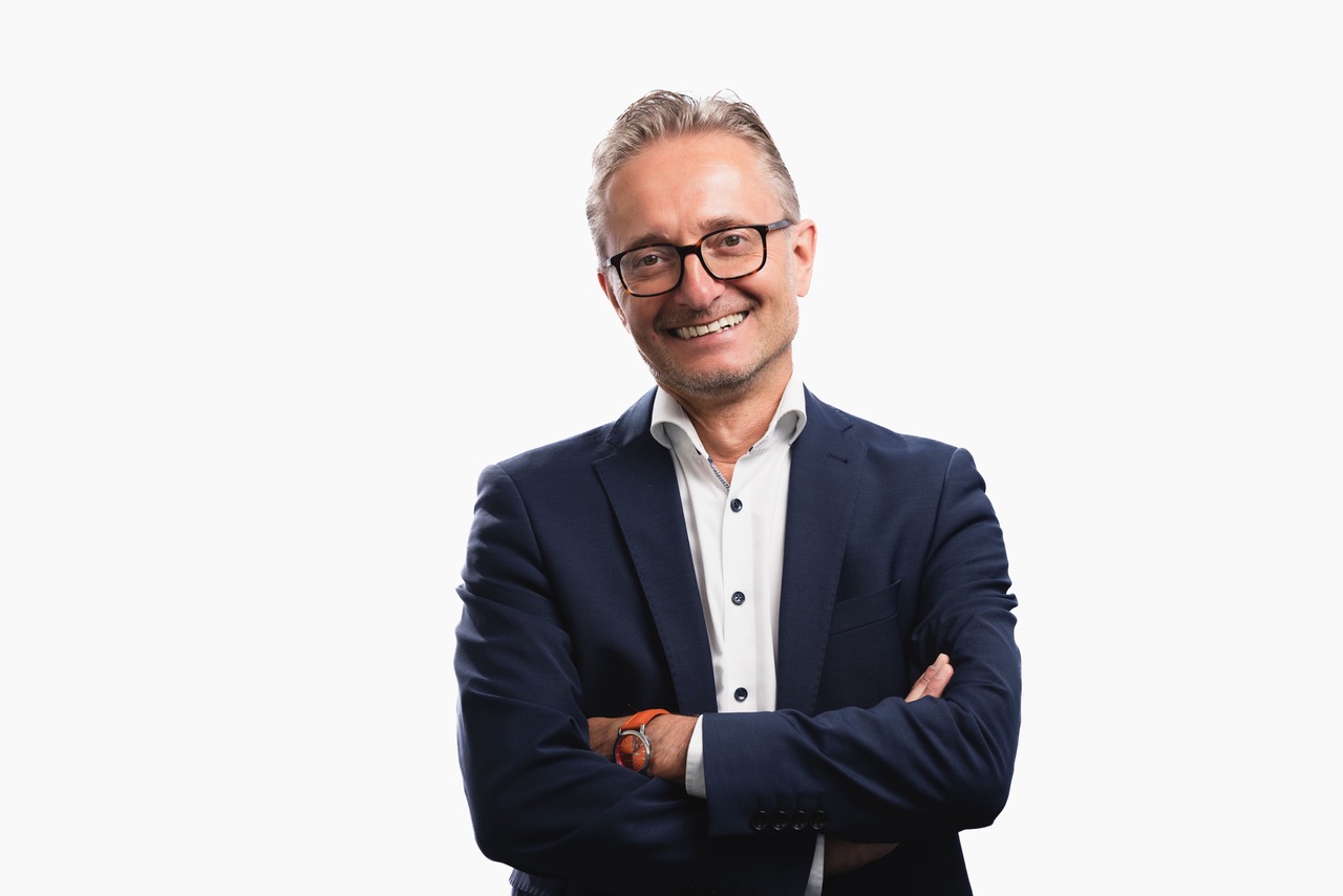 Porträt eines Kunden (Detlef Rank) in professioneller Umgebung, verwendet für ein Zitat oder eine Kundenreferenz – symbolisiert Vertrauen und Partnerschaft.