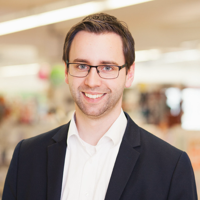 Porträt eines Kunden (Philipp Lübeck) in professioneller Umgebung, verwendet für ein Zitat oder eine Kundenreferenz – symbolisiert Vertrauen und Partnerschaft.