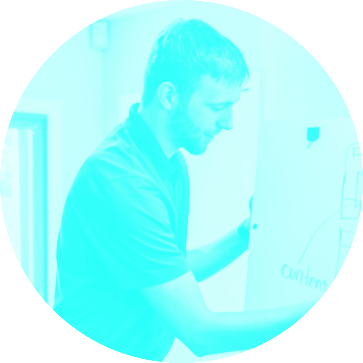 Mitarbeiter präsentiert oder arbeitet an einem Flipchart mit Diagrammen und Konzepten – symbolisiert Planung und Ideenentwicklung.