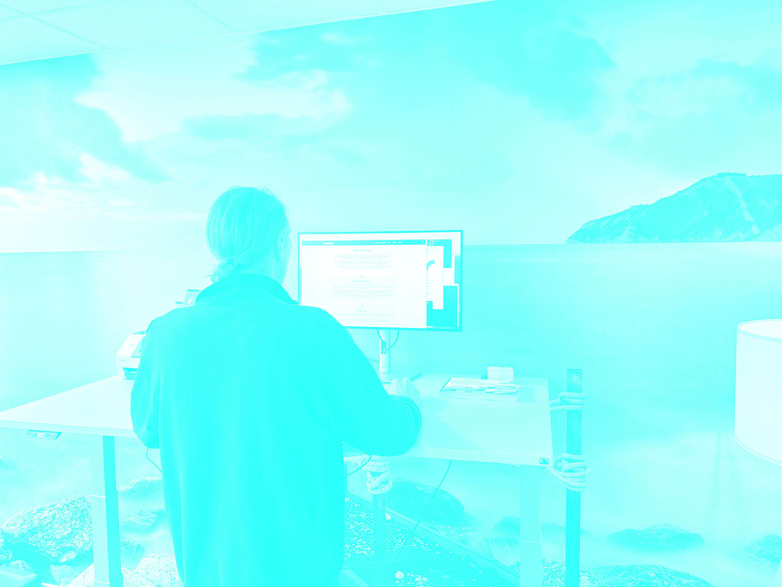 Person bei der Softwareentwicklung, arbeitet konzentriert an einem Monitor – symbolisiert nahtlose Prozessintegration und effiziente digitale Lösungen.