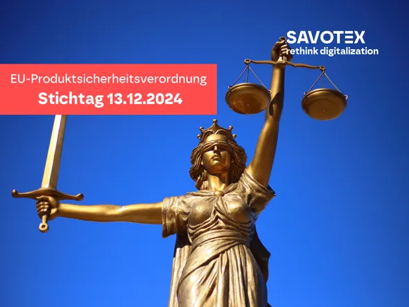 Goldene Statue der Justitia mit Schwert und Waage, vor einem blauen Himmel. Darüber ein rotes Banner mit der Aufschrift „EU-Produktsicherheitsverordnung – Stichtag 13.12.2024“. Im oberen rechten Bereich das Logo von SAVOTEX mit dem Slogan „rethink digitalization“