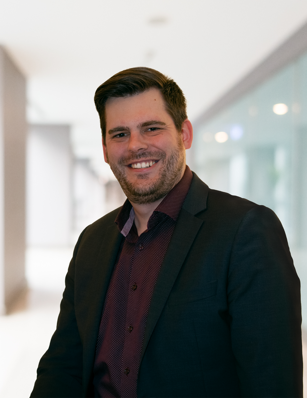 Porträt eines Kunden (Philipp Metzen) in professioneller Umgebung, verwendet für ein Zitat oder eine Kundenreferenz – symbolisiert Vertrauen und Partnerschaft.