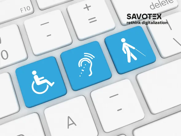 Weiße Computertastatur mit drei blauen Tasten, die Symbole für Barrierefreiheit zeigen: Rollstuhl, Hörgerät und Blindenstock. Im oberen rechten Bereich das Logo von SAVOTEX mit dem Slogan „rethink digitalization“