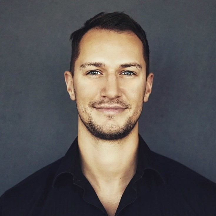 Porträt eines Kunden (Dustin Grund) in professioneller Umgebung, verwendet für ein Zitat oder eine Kundenreferenz – symbolisiert Vertrauen und Partnerschaft.